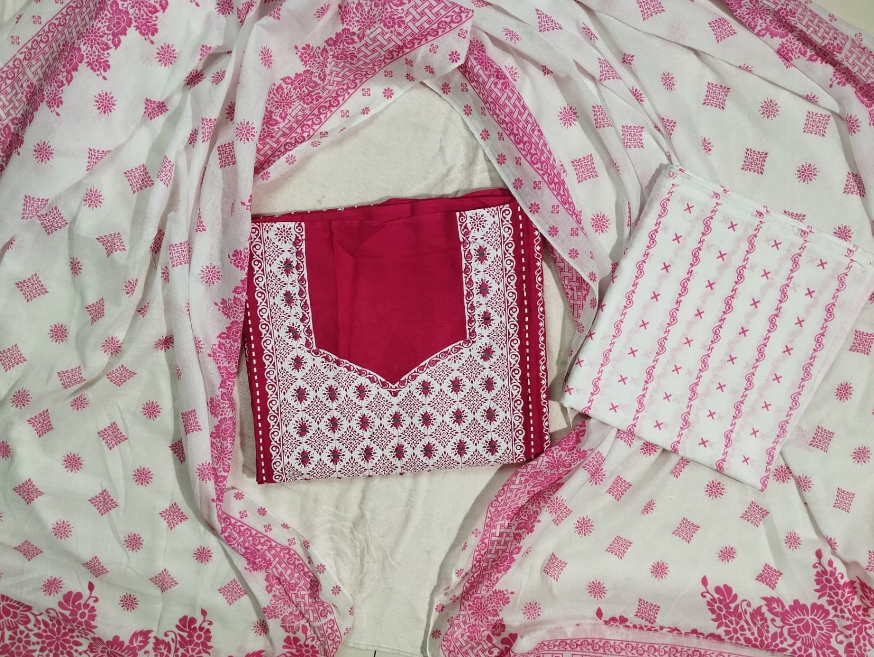 ম্যাজেন্টা ও সাদা এমব্রয়ডারি করা আনস্টিচড থ্রি-পিস